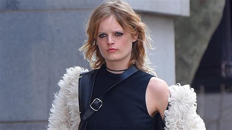 On april 17th, 1997 i arrived on the harvard campus in cambridge massachusetts to photograph alex myers. Hanne Gaby Odiele, la modelo intersexual que rompe tabúes