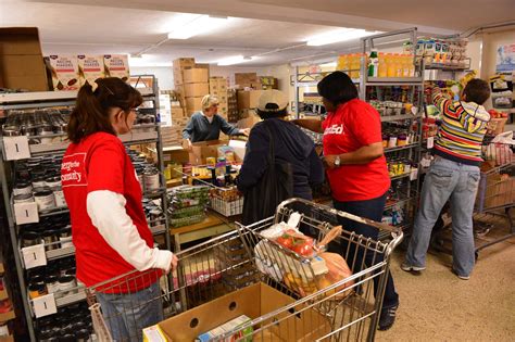 Comed Volunteers Help Feed The Hungry At Peoples Resource Center Food Pantry Chicago Tribune