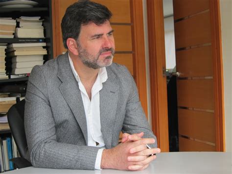 Ebben a spanyol neve , az első vagy apai családi név jelentése gonzález , és a második, illetve az anyai család neve. O socialista Nicolás González quere darlle voz aos ...