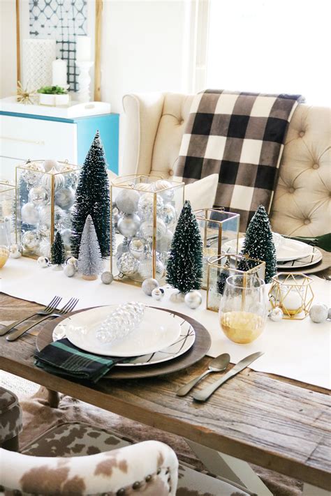 Simple And Modern Christmas Dining Table Ideas
