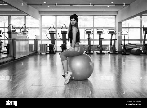 mujer ejercicio pilates pelota la postura del entrenamiento en fitness club fotografía de stock