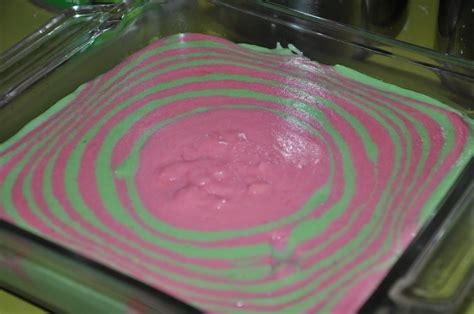Hangat dan mengundang, dan dengan saus puding roti yang lembab dan lezat, dan ini adalah makanan penutup yang sempurna untuk makan malam musim gugur dan musim. moments ...: Puding roti pelangi