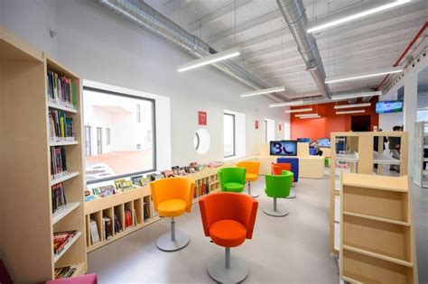 La Biblioteca Central De Almería Incorpora Más Material Para Personas