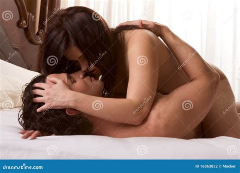 Houdend Van Jong Naakt Erotisch Sensueel Paar In Ben Stock Foto