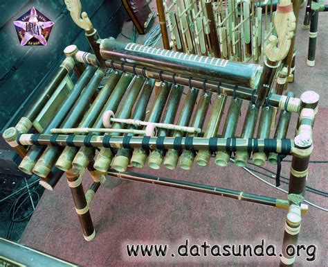 Angklung merupakan alat musik yang dibuat dari bambu. Alat Musik Tradisional Jawa Barat