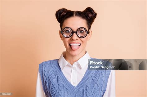 Foto Wanita Berambut Cokelat Optimis Memakai Kacamata Lidah Keluar Kemeja Putih Rompi Biru