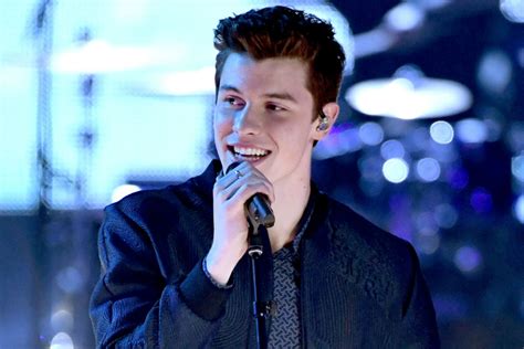 Oh, i've been shaking i love it when you go crazy you take all my inhibitions baby, there's nothing holdin' me back you take me places that tear up my. Shawn Mendes - There's nothing holdin' me back (new video ...