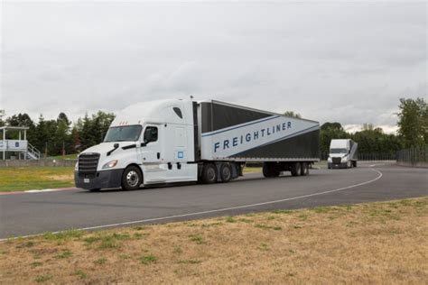 Daimler Trucks Elektromobilität Schwer unter Strom Daimler