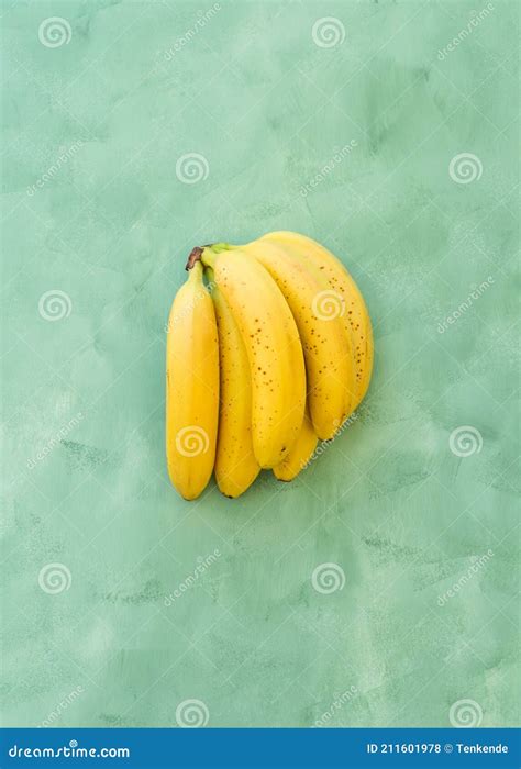 Todo Un Montón De Bananas Fruta En Fondo Amarillo Verde Foto De Archivo