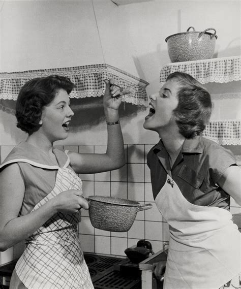 Huishouden Koken Huisvrouwen Met Schorten Proeven Eten Uit Gewolkte