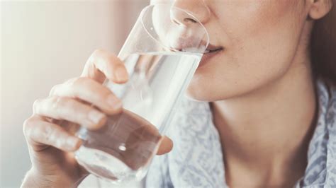 How To Drink More Water How Much Do You Need Edukale