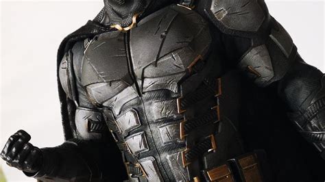 Hot Toys Mms 432 Justice League Batman Tactical Batsuit Review Bat In Black