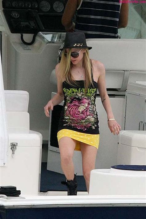 Avril Lavigne Sexy And Hot Ass Cleavage And Bikini Paparazzi Photos Porn Pictures Xxx Photos