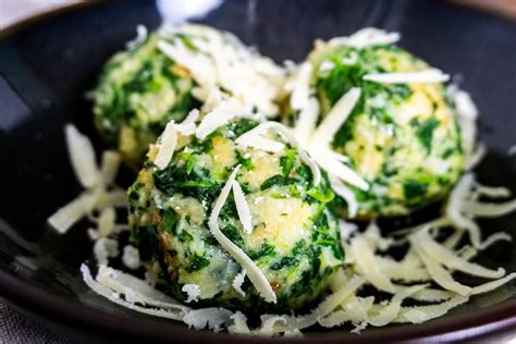 Leckeres Spinatknödel Rezept aus Südtirol einfach und schnell