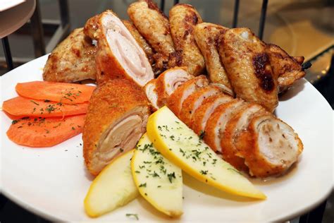 This hotel is 10.5 mi (16.9 km) from sunway pyramid mall and 4.6 mi (7.5 km) from klang parade. Best Restaurant To Eat: NEW YEAR 2020 HI TEA @ ROYALE ...