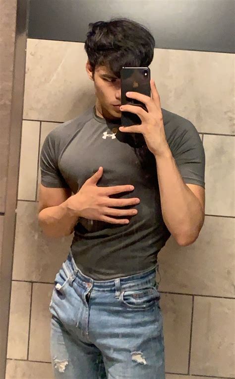 Hot Sexy Gay Man Male Muscles Big Bulge Black BowChickaWowWow