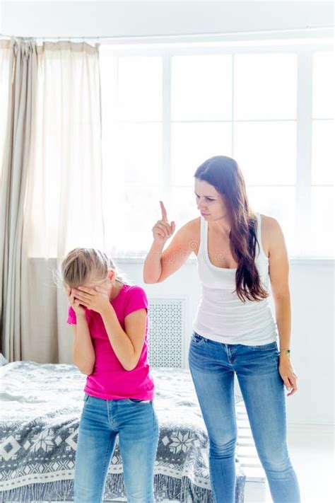 Ein Porträt Einer Tochter Und Der Mutter Die Streit Zu Hause Haben