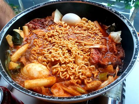 I Ate Extremely Spicy Korean Tteokbokki It Had Rice Cakes Boiled