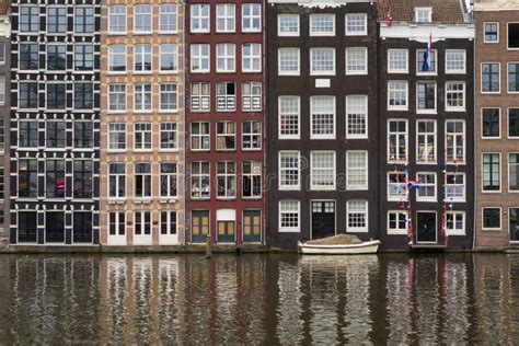 Traditionele Nederlandse Kleurstofhuizen In Damrak In Amsterdam