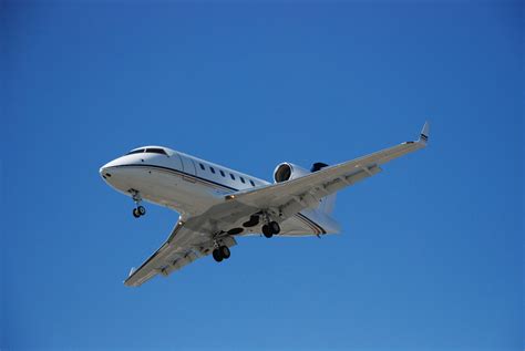 Fileairplane Landing In Toronto Wikimedia Commons