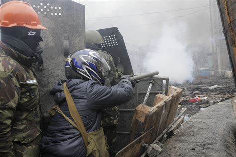 乌克兰示威者用燃烧瓶猛攻警察军事环球网