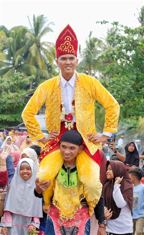 Bausung Panganten Tradisi Mengusung Pengantin Suku Banjar