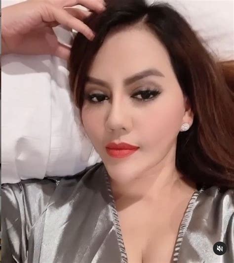 Aktif Lagi Di Instagram Nita Thalia Tampil Seksi Dengan Baju Tidur