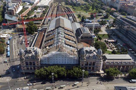Budapest's beautiful nyugati pályaudvar was built by the eiffel company in 1877, roughly on the site of budapest's first station dating from 1846. Nagy változások a Nyugati pályaudvar jegypénztárainál ...