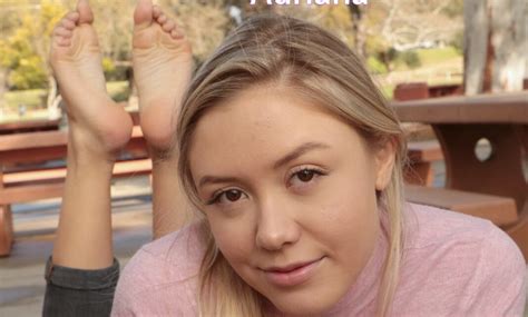barefoot blonde in the park feet file feet porn pics foot fetish