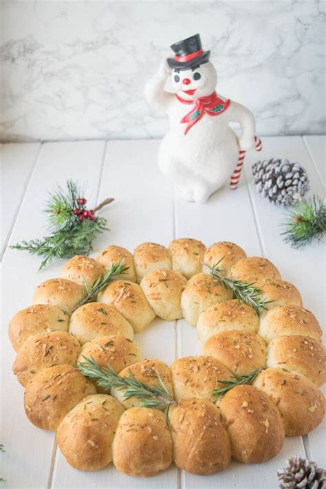 The recipe for the bread dough in this wreath is the same i showed you on the cinnamon and walnut swirl bread so head over there if you want to see a video on how to make the dough. Holiday Rosemary Bread Wreath | Recipe | Rosemary bread, Bread wreath, Edible centerpieces