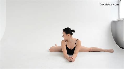 Super Flexible Hot Gymnast Dasha Lopuhova