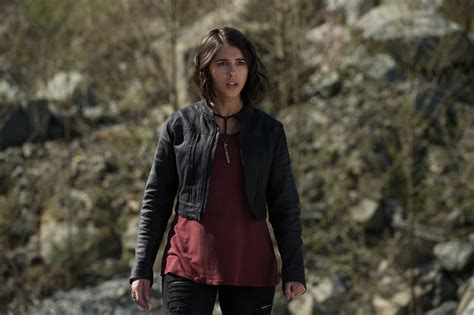 The best gifs for power rangers naomi scott. POWER RANGERS: The Team Heads Underwater In A Cool New ...