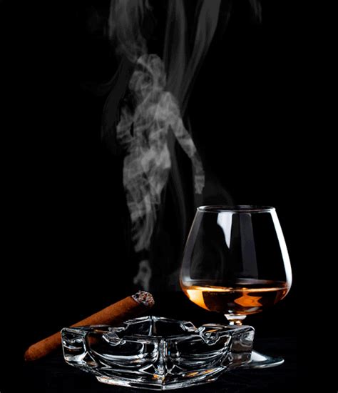 Гиф анимация Бокал с вином горящая сигара и пепельница на черном фоне