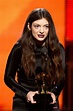 Lorde con su premio en los Grammy 2014 - Ganadores y gala de entrega de ...