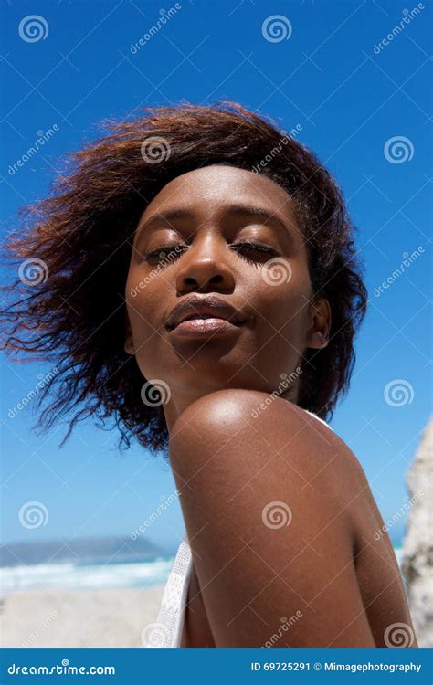 jeune femme africaine attirante posant dehors image stock image du afro fermer 69725291