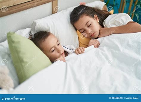 hermano y hermana acostados en la cama durmiendo en el dormitorio imagen de archivo imagen de