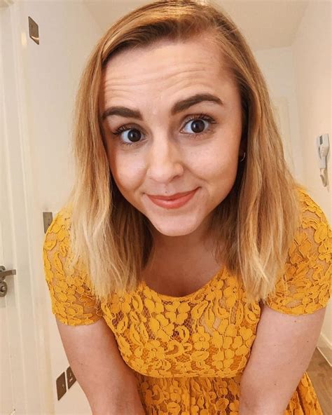 Hannah Witton Picture