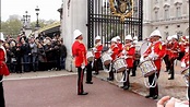 Cambio de guardia en el Palacio de Buckingham, Londres - YouTube