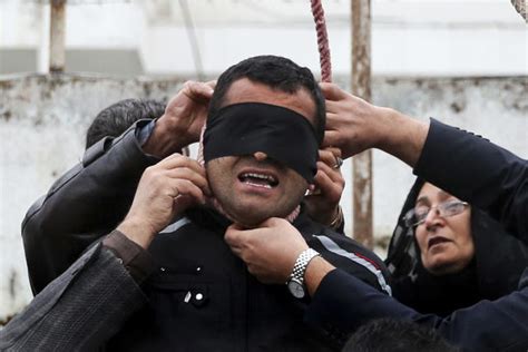 Iranian Woman Forgives Sons Killer At The Gallows