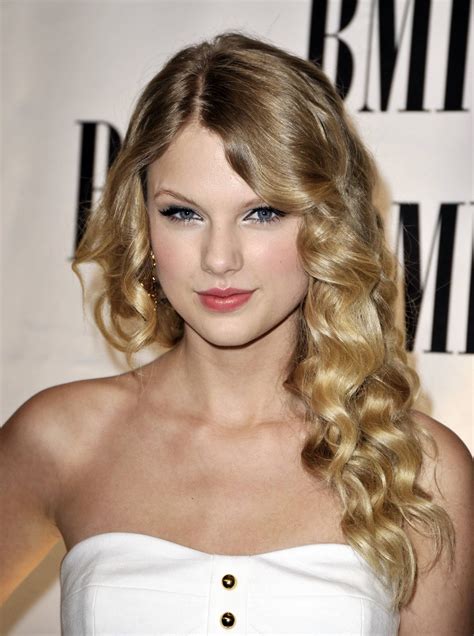 Picture Gallery Taylor Swifts Formal Long Curly Hairstyle