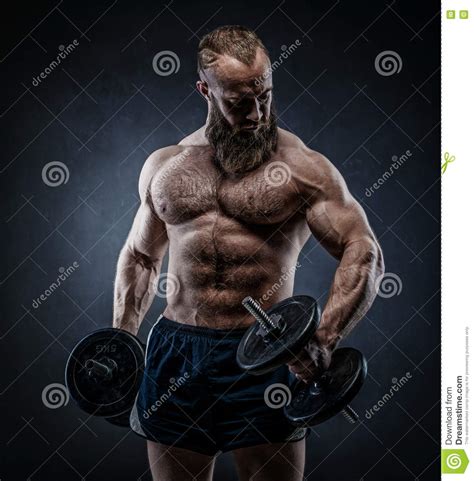 Alimenti L Uomo Barbuto Atletico Nell Addestramento Che Pompa Su Muscles Con La D Fotografia