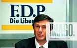 Wolfgang Gerhardt (GER FDP-Fraktionsvorsitzender) neben dem Logo seiner ...