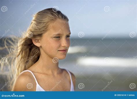 Verticale De Jeune Fille Photo Stock Image Du Adolescents 2051614
