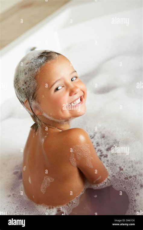 Niños Jugando Juntos En El Baño Fotografías E Imágenes De Alta Resolución Alamy