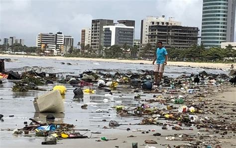 gazetaweb após fortes chuvas lixo se acumula na praia da avenida em maceió