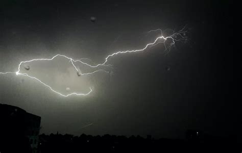 In Pictures Spectacular Lightning Strikes Uk Overnight During Heatwave
