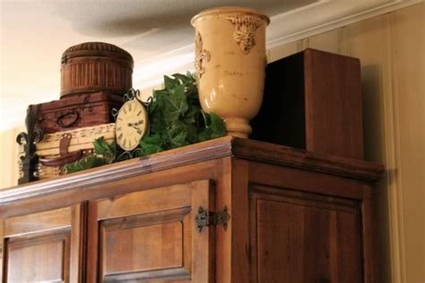 Cleverly use the area above your cabinets to hold baskets, making for additional storage space in your kitchen. Decorate an armiore | Decorating above kitchen cabinets, Cabinet decor, Kitchen cabinets decor