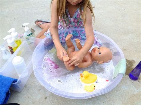 5 Fun And Easy Ways To Play With Water Cbc Parents Baby Sensory