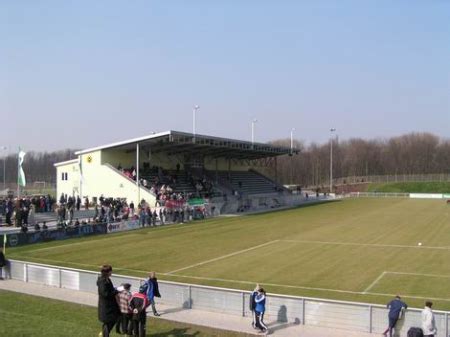 In einer weiteren liste werden alle stadien ab einer sitzplatzkapazität von 25.000 aufgeführt. MSV Duisburg - Stadion - Frauenfußball auf soccerdonna.de