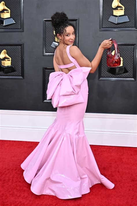 Tinashes Pink Dress Has A Statement Surprise At Grammy Awards 2022